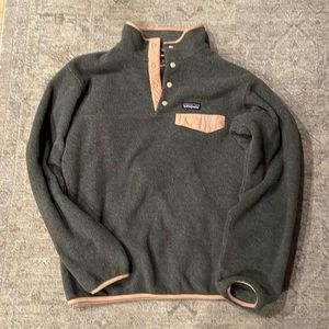 Cute women’s Patagonia fleece pullover - grey with pink trim. Size M.